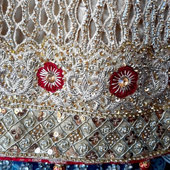 Pakistani very heavy party wear - Picture 4 of 7